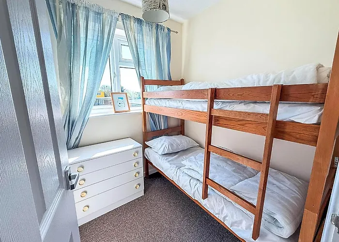 8 Berth Chalet To Hire At Bermuda Holiday Park Nearby Hemsby Beach Ref 18192B