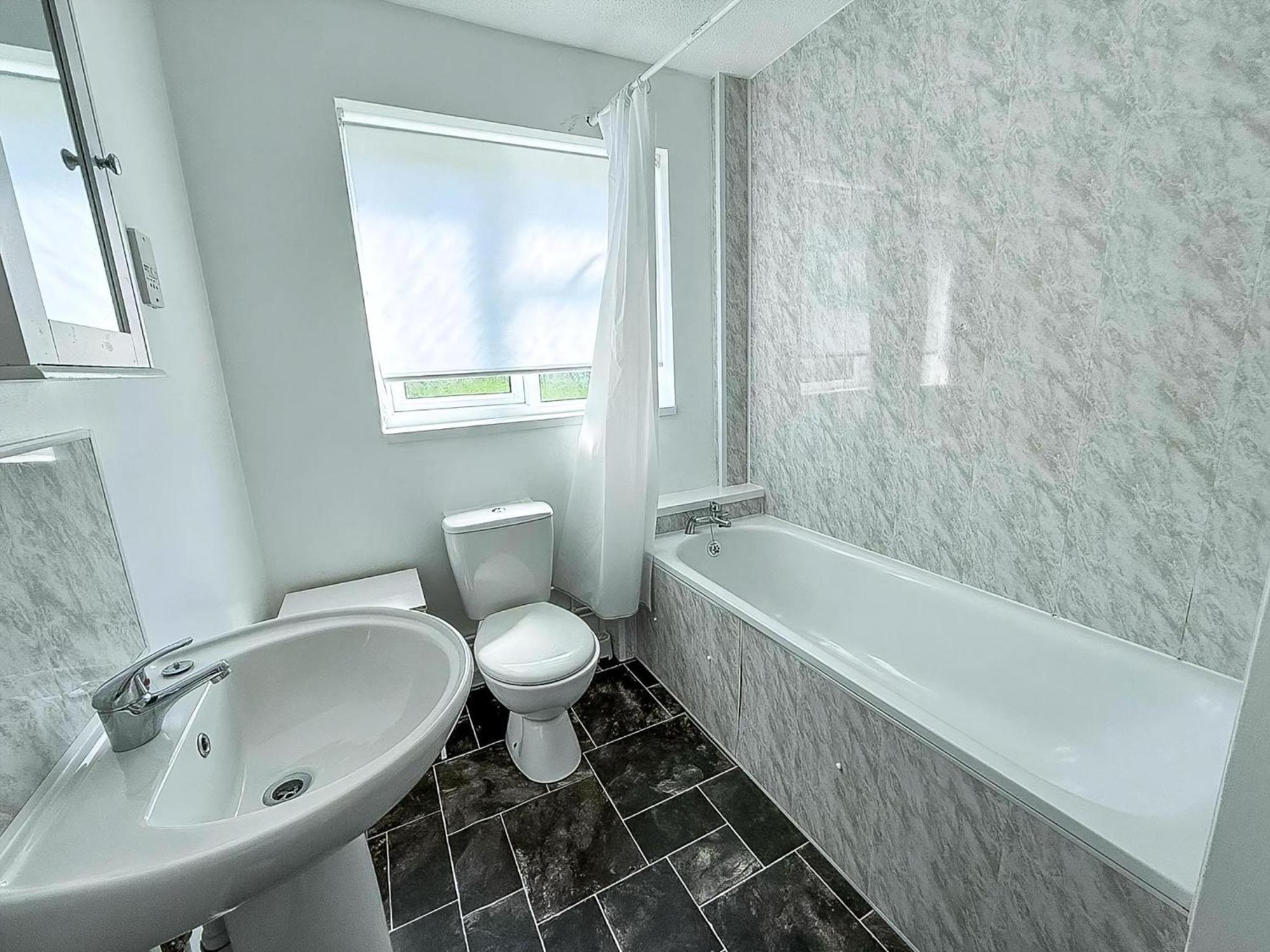 8 Berth To Hire At Bermuda Nearby Ref 18192b Chalet *
